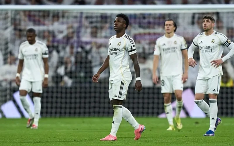 انقسام حاد بين نجوم ريال مدريد يضع الفريق في أزمة داخل الغرف